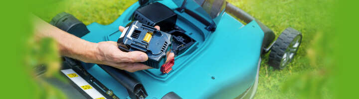 akku-rasenmaeher-kategorieeinstiegsbanner.jpg Webshop-Relaunch 2021; 01-01-01-Navigation; Job: 29936
man putting battery into electric cordless lawn mower